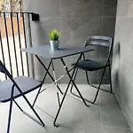 Modern 1 Bedroom Apartment, Close To The Beach With Parking