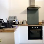 Modern 1 Bedroom Apartment, Close To The Beach With Parking