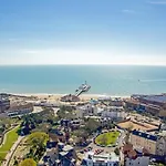Bournecoast - Stylish Flat With Balcony - Sea Views - 10 Min Walk To Beach - Parking - Wifi - Fm8407