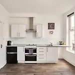 Modern Central Studio And One Bed Flats Close To The Beach