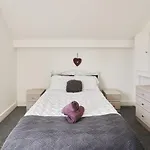 Modern Central Studio And One Bed Flats Close To The Beach