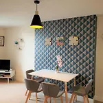 A Stylish Retreat - Super King Bed - Heart Of Town Centre - 5 Mins Stroll To Beach