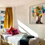 Brand New 2022 Beautiful & Stylish 2 Bedroom Apartment! - 5 Minute Walk To The Best Beach! - Great Location - Free Parking - Fast Wifi - Smart Tv - Sleeps Up To 4! Close To Bournemouth & Poole Town Centre & Sandbanks