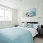 Stunning 2 Bed Apartment, Fabulous Sea View & 2 Minutes To Beach With Parking
