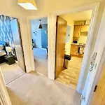 A Stylish Retreat - Super King Bed - Heart Of Town Centre - 5 Mins Stroll To Beach