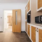 Spacious 2 Bedroom Flat Near Beach And Town Centre