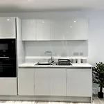 Luxury 3 Bed House W Parking & Garden! 1