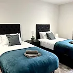 Luxury 3 Bed House W Parking & Garden! 1