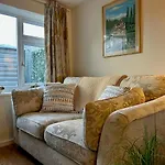 Bournecoast: Lovely Ground Floor Studio Apartment, Near River & Beaches - Fm3001