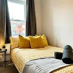 Massive 4 Bedroom Duplex Apartment - Sleeps Up To 10 People - Free Parking - 5 Minutes To The Best Beach! - Great Location - Fast Wifi - Smart Tv - Newly Decorated - Sleeps Up To 10! Close To Bournemouth & Poole Town Centre & Sandbanks