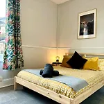 Massive 4 Bedroom Duplex Apartment - Sleeps Up To 10 People - Free Parking - 5 Minutes To The Best Beach! - Great Location - Fast Wifi - Smart Tv - Newly Decorated - Sleeps Up To 10! Close To Bournemouth & Poole Town Centre & Sandbanks