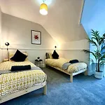 Massive 4 Bedroom Duplex Apartment - Sleeps Up To 10 People - Free Parking - 5 Minutes To The Best Beach! - Great Location - Fast Wifi - Smart Tv - Newly Decorated - Sleeps Up To 10! Close To Bournemouth & Poole Town Centre & Sandbanks