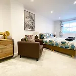 The Seaside Maisonette. Free Parking/Close To Town