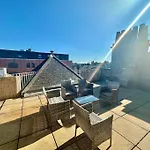 Roof Terrace Two Bedroom Apartment - Walk To Beach