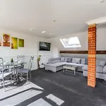 Roof Terrace Two Bedroom Apartment - Walk To Beach