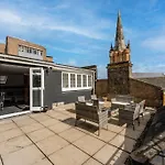 Roof Terrace Two Bedroom Apartment - Walk To Beach