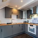 Roof Terrace Two Bedroom Apartment - Walk To Beach