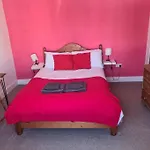 6 En-Suite Bedrooms; Garden; Driveway;Pet Friendly