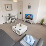 Light And Airy 1 Bedroom Flat 700M From The Beach