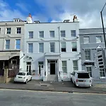 Light And Airy 1 Bedroom Flat 700M From The Beach