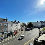 Light And Airy 1 Bedroom Flat 700M From The Beach