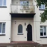 Newly Renovated Ideally Situated 2 Bedroom Flat