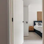 Modern, Comfy Town Centre Gem, Near Beach, Parking