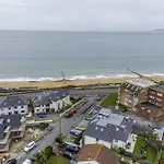 Beach Front Getaway - Luxury Apt With Large Garden