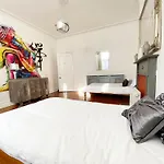 The Table House Close To Town & Beach Free Parking