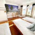 The Table House Close To Town & Beach Free Parking