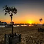 Stylish 2 Bedroom Town Centre Flat Near Beach