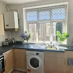 Stylish 2 Bedroom Town Centre Flat Near Beach