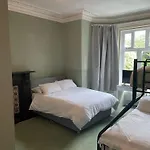 Room Available For Groups, Close To Beach And Town