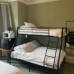 Room Available For Groups, Close To Beach And Town