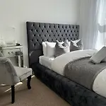 The Smaller Room Comfortable For One 5 Min To The Beach