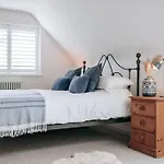 Aurora- 3 Bed Villa With Parking And Garden