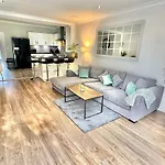 Family Three Bedroom Home - Outbuilding Games Room - Walk To Town And Beach - Free Parking