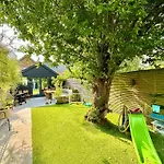 Family Three Bedroom Home - Outbuilding Games Room - Walk To Town And Beach - Free Parking