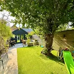 Family Three Bedroom Home - Outbuilding Games Room - Walk To Town And Beach - Free Parking