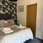 Secret Gem 1 Bed Garden Flat Private Luxury Hot Tub