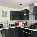 Secret Gem 1 Bed Garden Flat Private Luxury Hot Tub