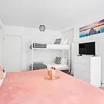 Family Retreat Stylish Central Bournemouth Apartment, Sleeps 6, 7 Minute Walk To Beach Parking Wifi Kitchen And Washer