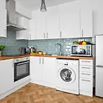 Family Retreat Stylish Central Bournemouth Apartment, Sleeps 6, 7 Minute Walk To Beach Parking Wifi Kitchen And Washer