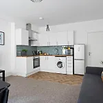 Family Retreat Stylish Central Bournemouth Apartment, Sleeps 6, 7 Minute Walk To Beach Parking Wifi Kitchen And Washer