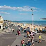 Brand New Apt -Coastal Breeze 1-Bedroom Apartment In Bournemouth With Free Parking- Sleeps 4 Ppl- Internet