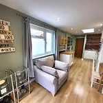 Modern One-Bed Flat With Garden