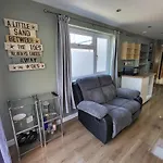 Modern One-Bed Flat With Garden