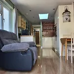 Modern One-Bed Flat With Garden