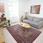 Bright 2 Bedroom Apt - Great Location - Free Parking