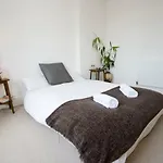 Bright 2 Bedroom Apt - Great Location - Free Parking